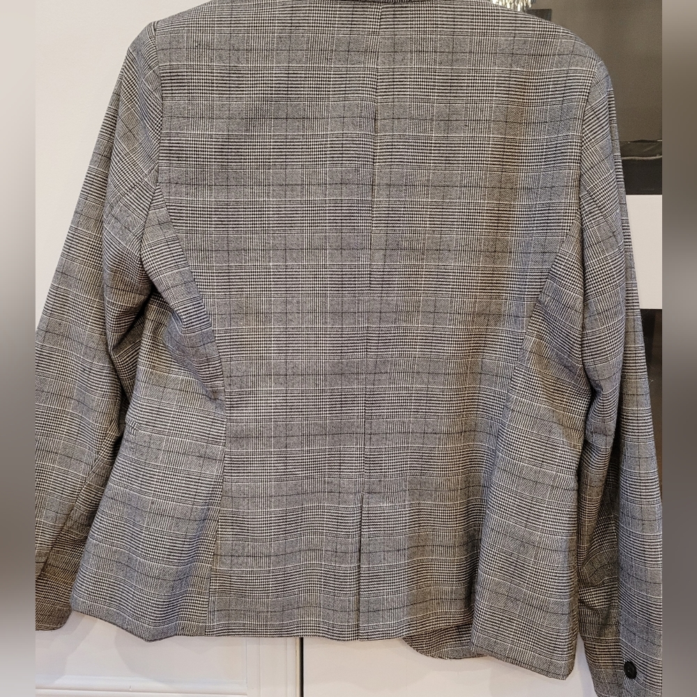 Blazer - Picture 3 of 4